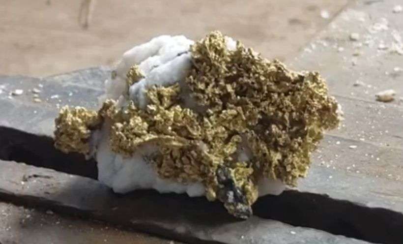 How to Dissolve Quartz From Gold