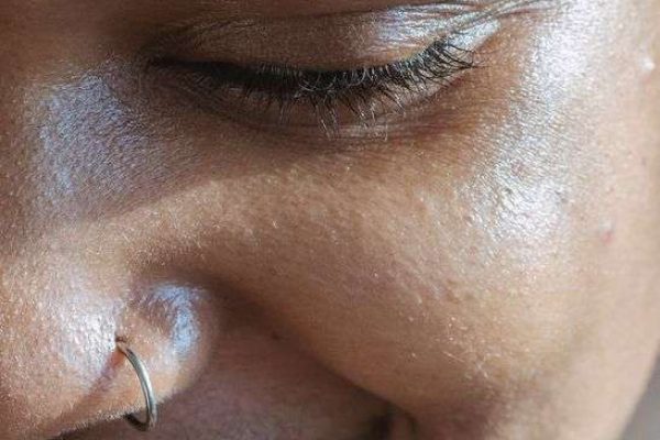 How to Put In a Hoop Nose Ring With Diamond?