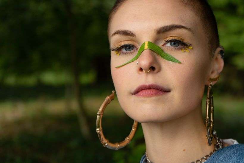 How to Put In a Hoop Nose Ring With Diamond