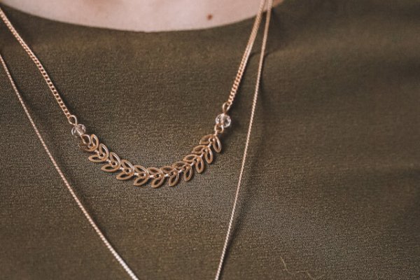 Green Neck From Chain: Popular Reasons And 5 Tips